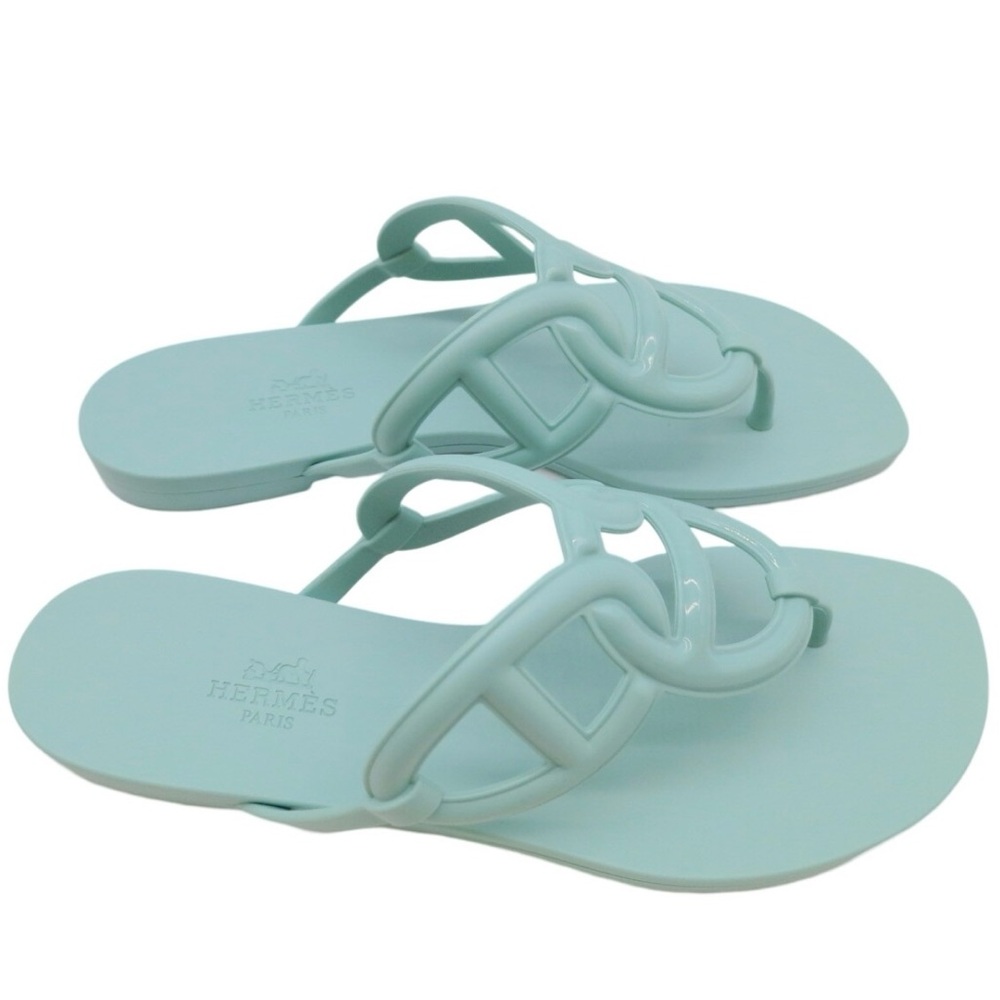 Hermes NEW sandals
dusties and box
Fits 7 and 7.5
Thank you